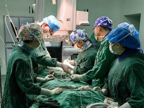 郑州大学五附院心外科顺利为一位高龄老人实施“经心尖途径主动脉瓣置换术（TAVR）”